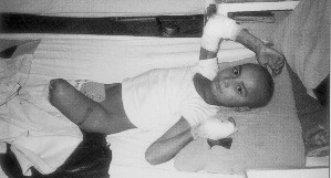 Bimbo mutilato da mine !